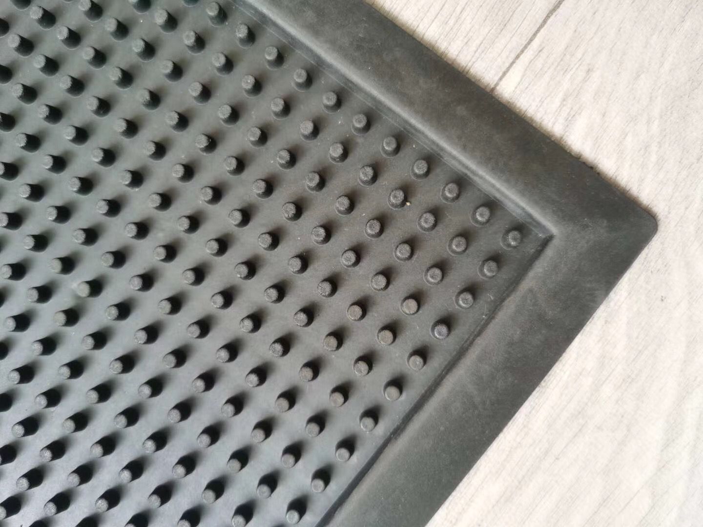 The latest drainage rubber floor mat