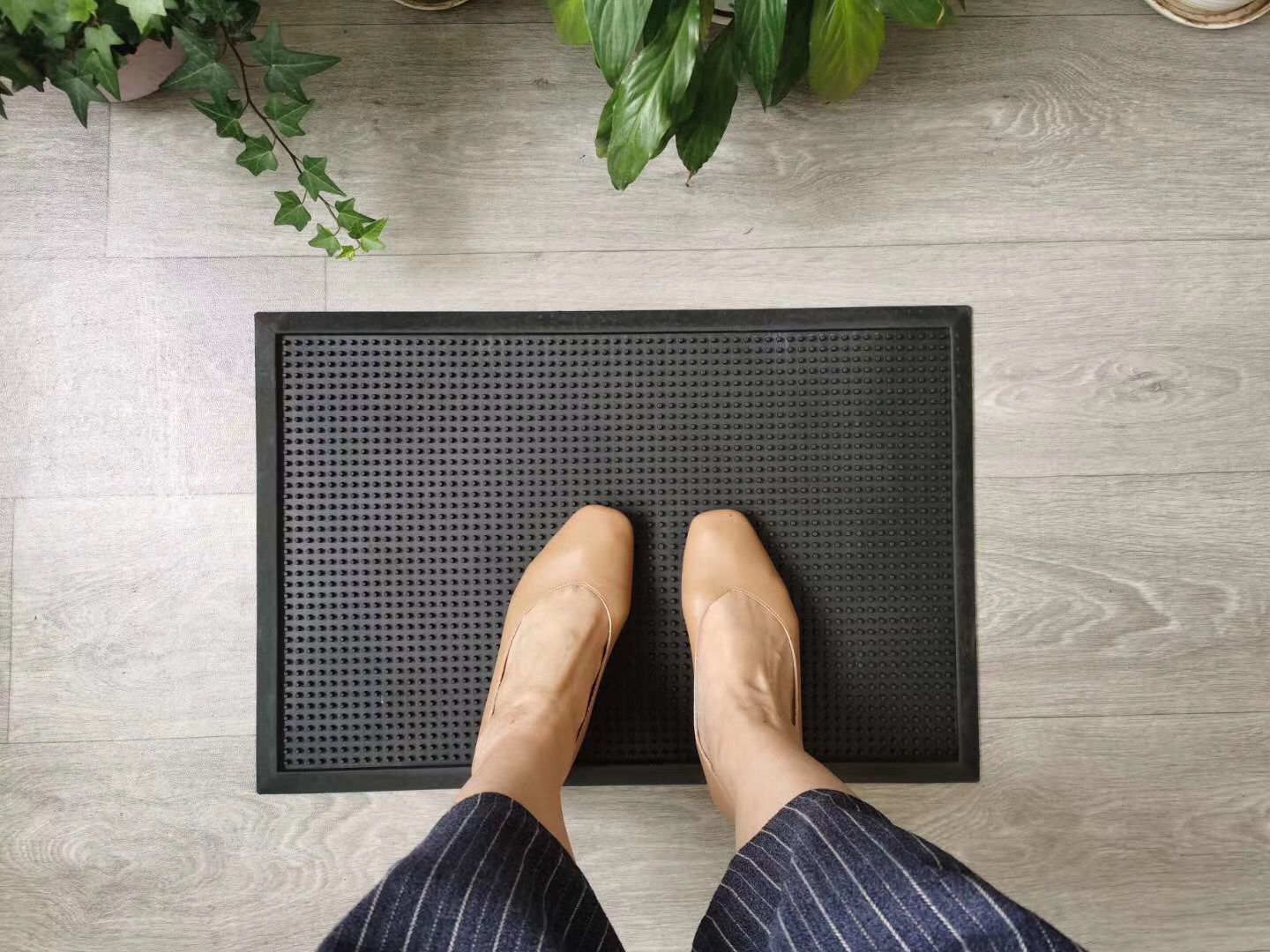 The latest drainage rubber floor mat