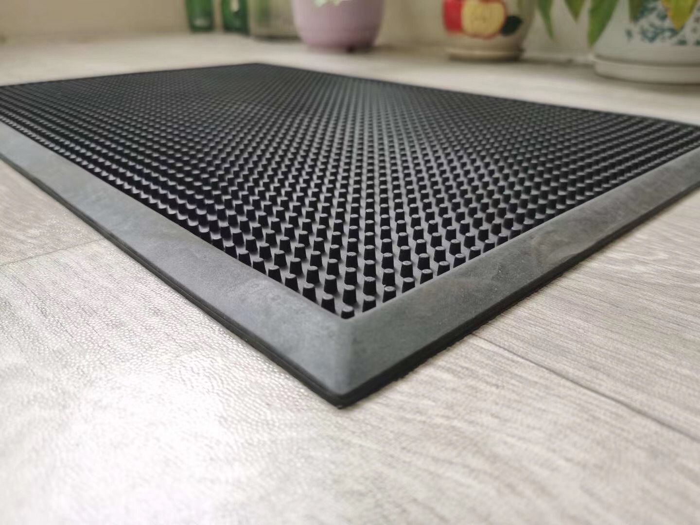 The latest drainage rubber floor mat